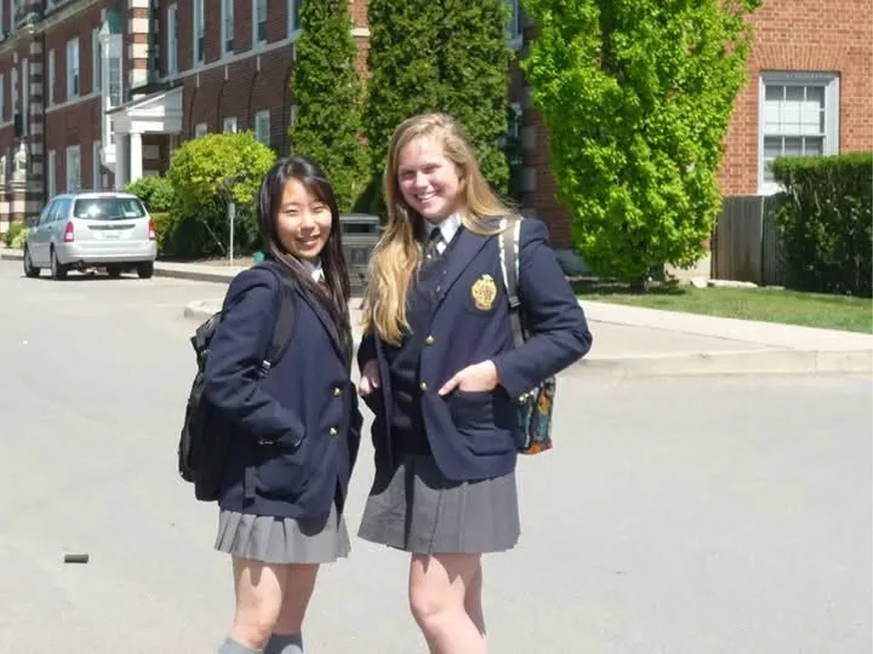 Ridley College 10학년, 룸메이트와 학교 기숙사 앞에서 (St.Catharines, ON)